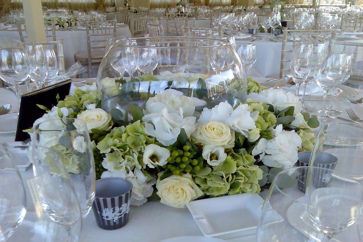 Glass bowl with wedding flowers